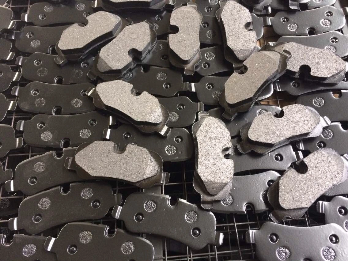 OEM Car Accessories Hot Selling Auto Brake Pads Forvolvo (D1865) Ceramic and Semi-Metal Material