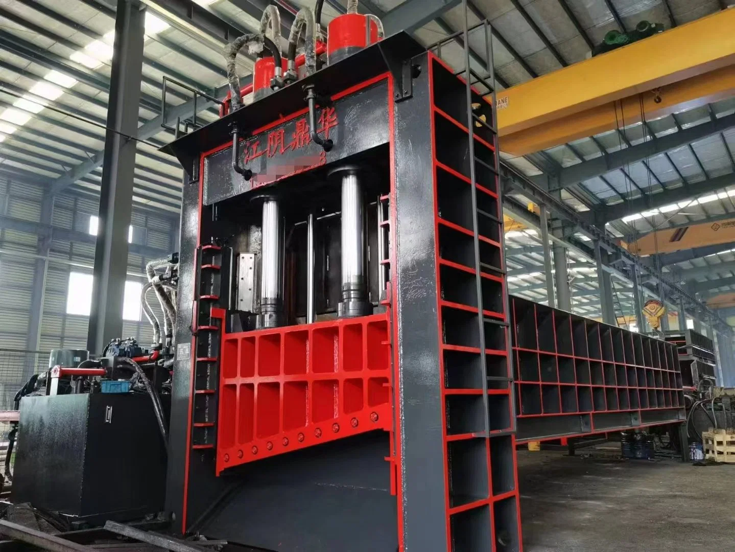 Machine de cisaillement à guillotine robuste pour déchets de métal, acier, fer, aluminium. Machine de cisaillement hydraulique à portique pour le recyclage des aciéries.