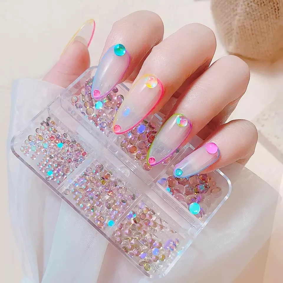 Perles de couleur bonbon douces avec des strass plats en cristal pour décorations d'ongles.