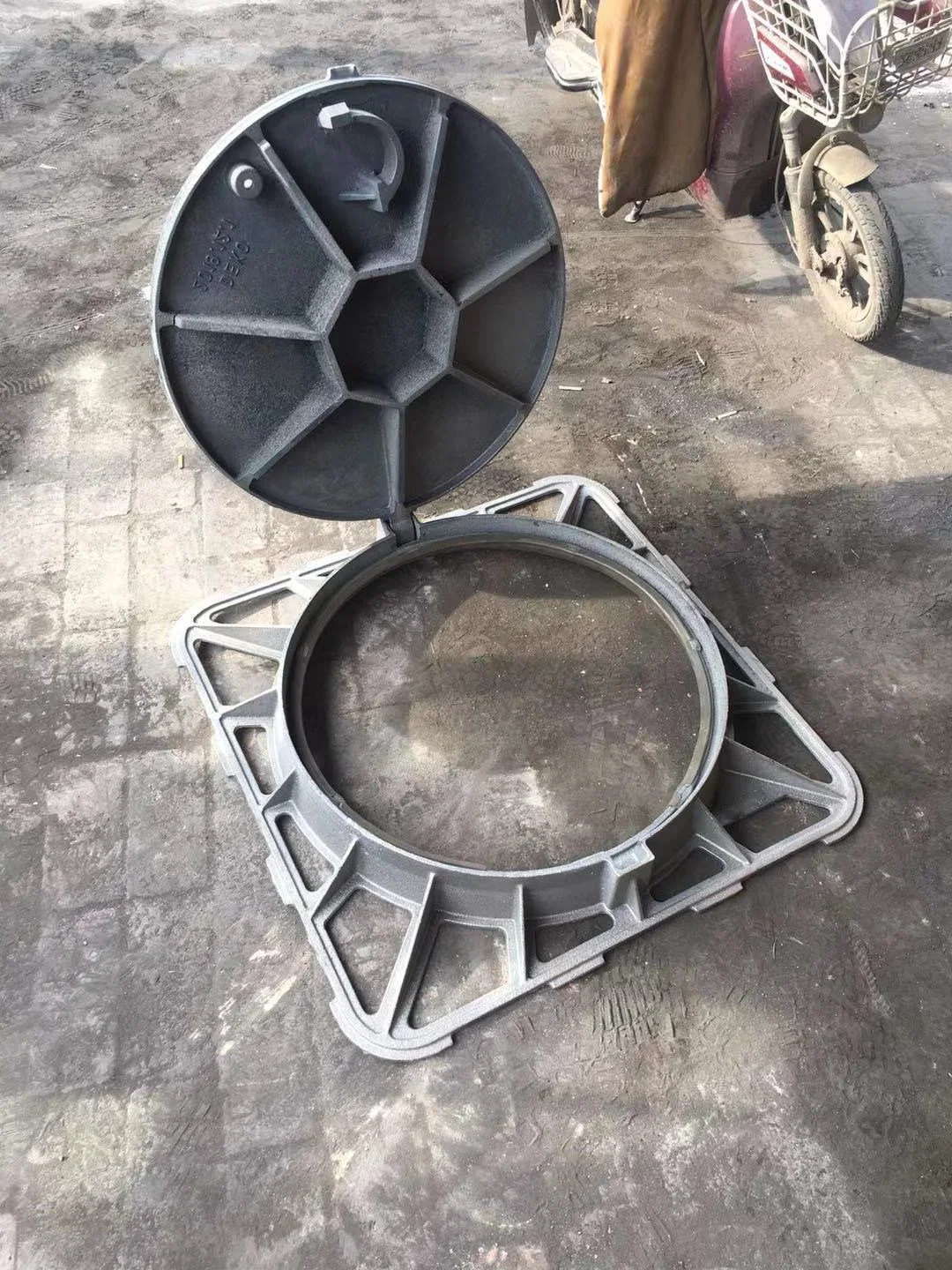 Ductile Cast Iron Square Round Access Cover D400/Dia840 Sewer Drain Manhole Cover