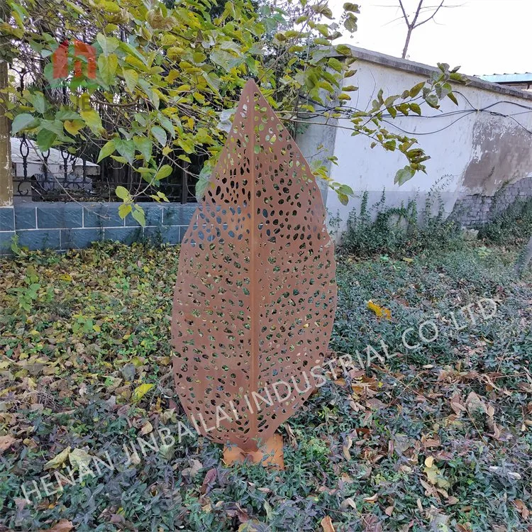 En el exterior de acero corten árboles de metal de corte por láser y deja el arte de pared