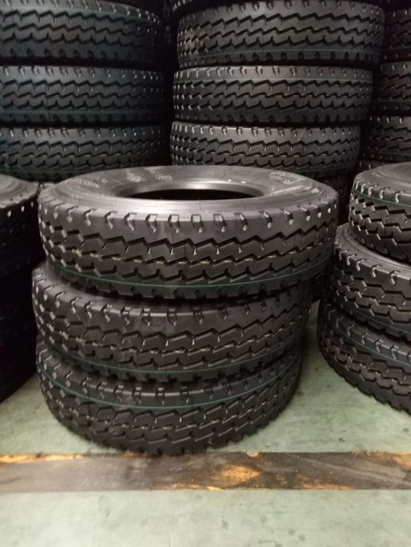 Tire for Cars China 215 265 17 Truck in 70r15 217 70 16 E 125/65-12 Racing 20 Inch All Season 225 45 305 45r22 55r18 Car Tires