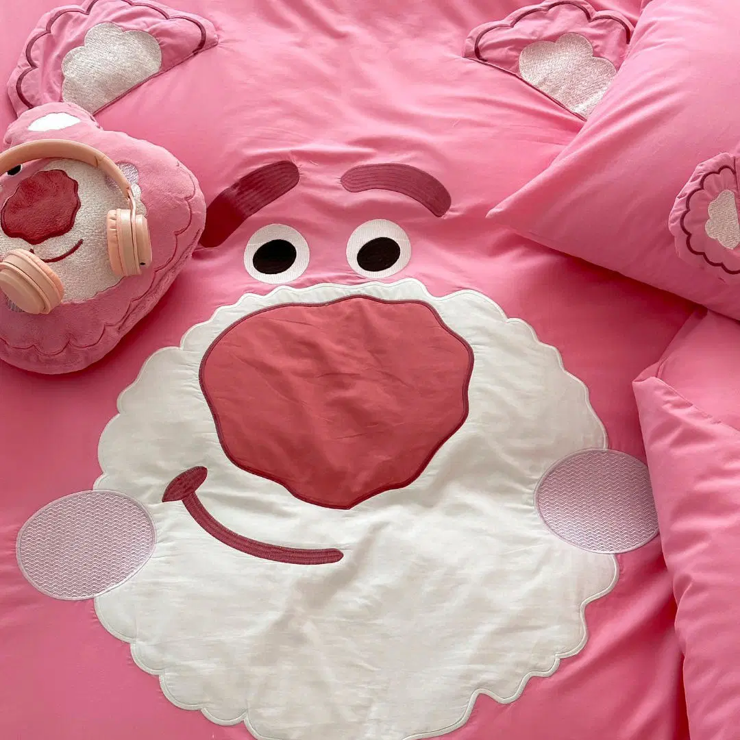 Cute Strawberry Bear Cartoon bordado Comforter Duvet Cover 100% lavado Coberturas rojas de algodón para niños ropa de cama de tamaño queen Proveedor