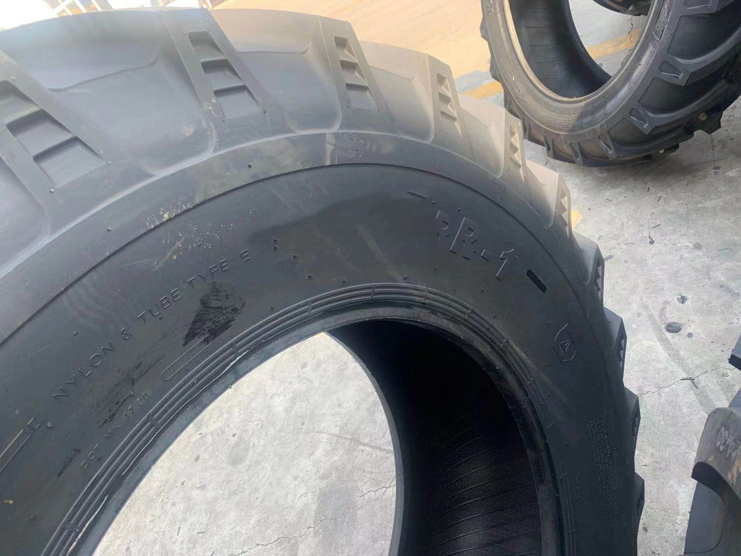 Taihao Tyre Mr-1 Pattern 20.8-42 18.4-34 18.4-30 Industrial Tyre