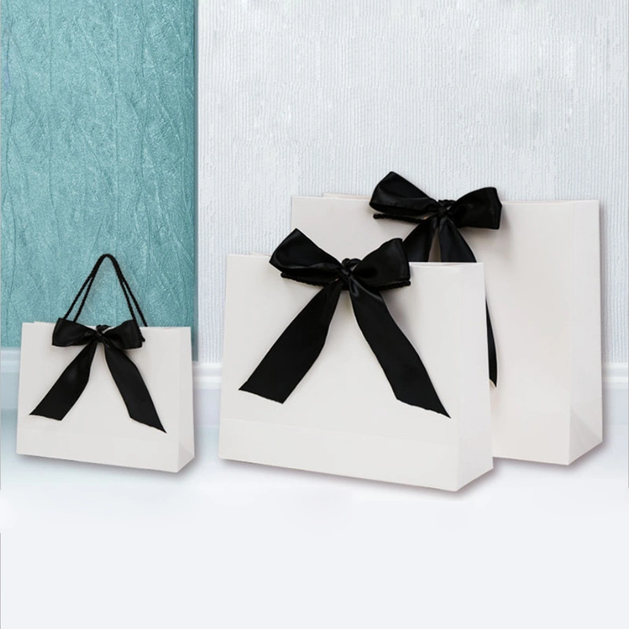 Bolsa de regalo de ropa de la tienda de suministro de topos y lazo personalizado Joyería Bolsa de regalo Compras Bolsa de papel Fabricantes a medida Ventas directas Logotipo personalizado