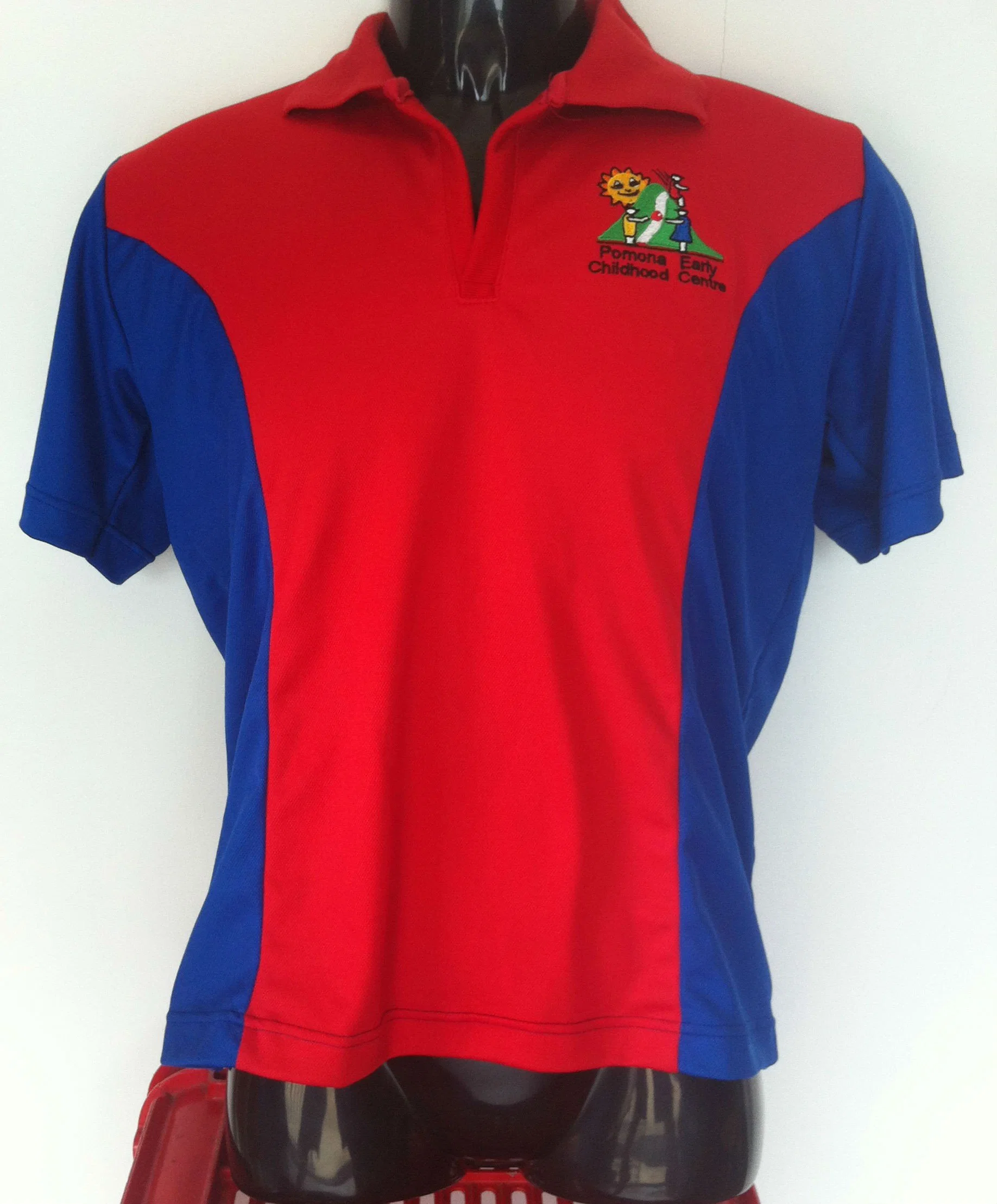 100% Polyester Strickstoff Regular Fit Feuchtigkeitsableitend Stickerei Logo On Chest Club Schulsport-Poloshirt