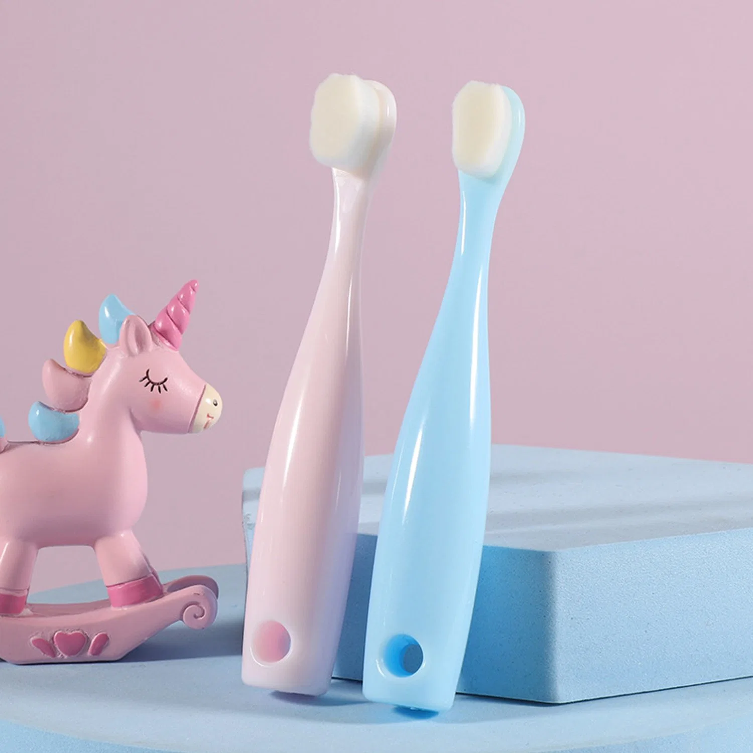 Meilleure brosse à dents pour enfants avec des poils extra doux pour les soins bucco-dentaires.