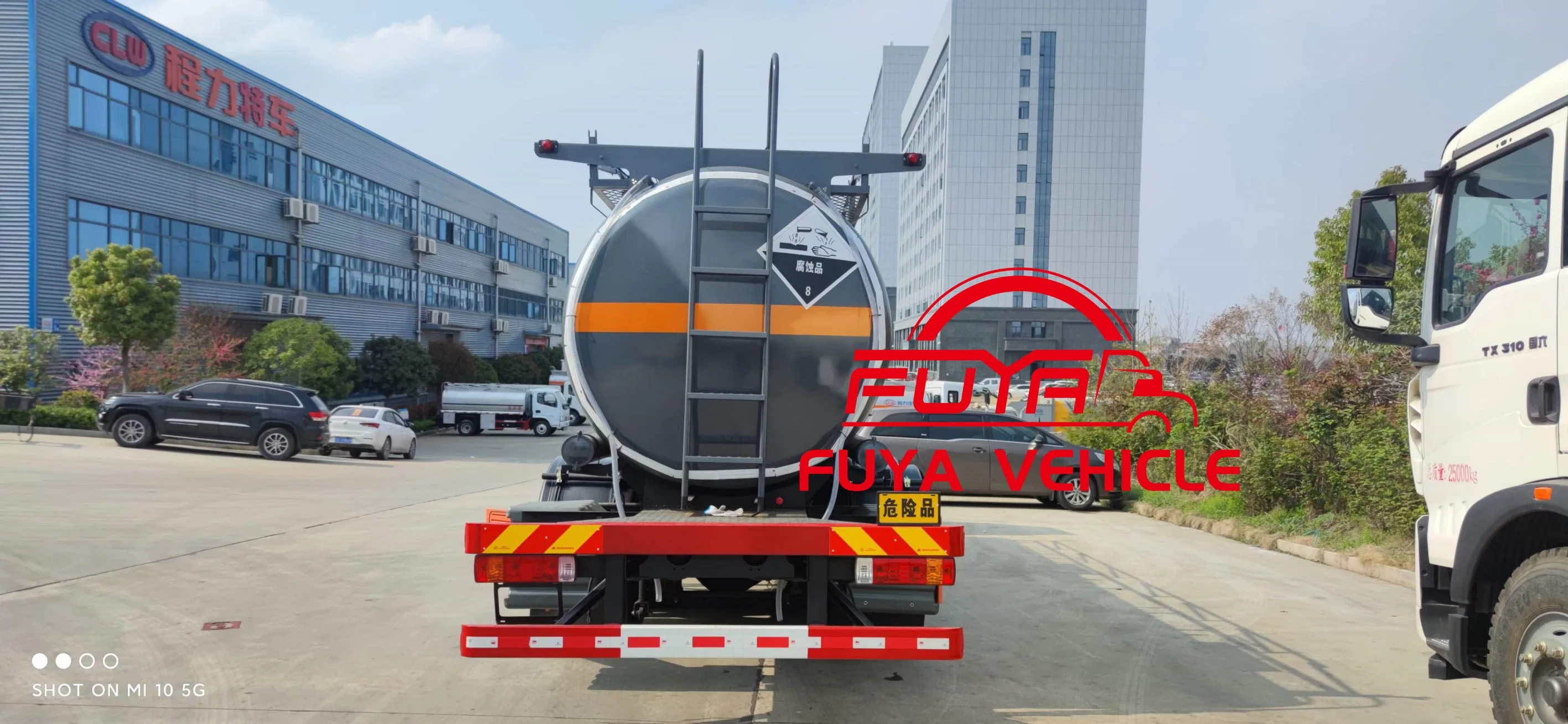 Manufacturer FAW 8X4 25cbm 30m3 Flush Fluid Tank Chemical Liquid Tanker Transportation Truck