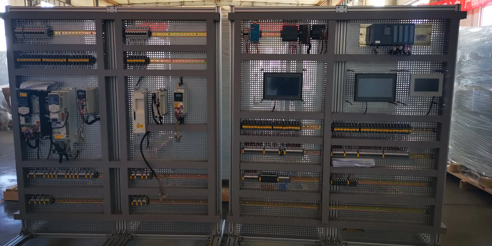 Equipo de control inteligente con controlador, botones, relés de seguridad y otros componentes eléctricos armarios de control de PLC