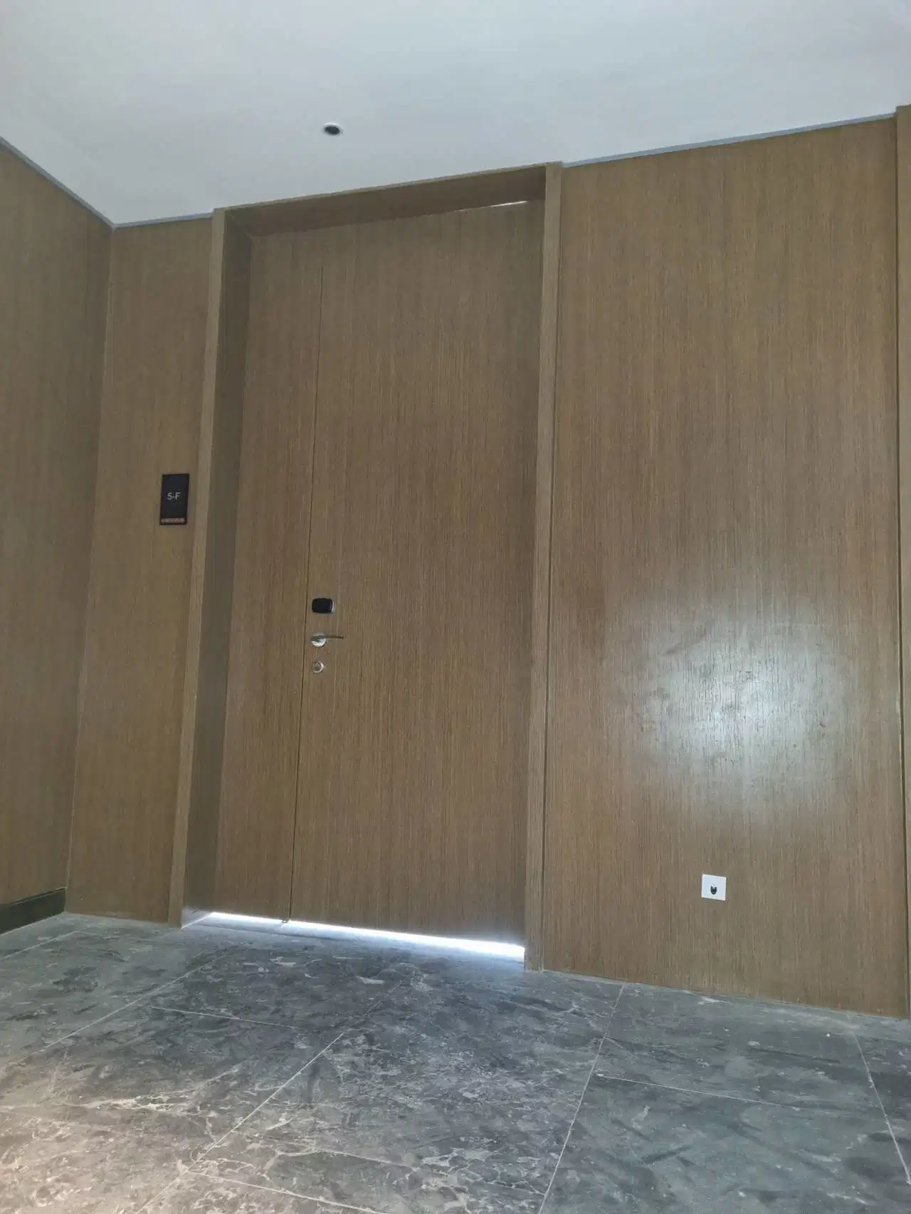 Plywood Vertical Wood Grain Veneer 48-in X 30-in X 5/8-in UV Finished Natural Flat Wall Sheet Wood Panel