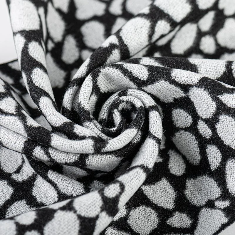 Comercio al por mayor Nuevo Modelo de la moda en blanco y negro de Jacquard Plaid Cashmere siento rozado la seda Bufanda de invierno