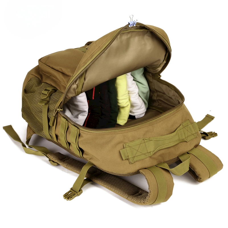 Sac à dos de style militaire en camouflage pour hommes, idéal pour les activités en plein air.