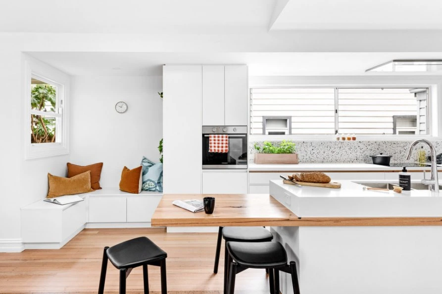 Beautiful Light-Filled Space Solid Timber Australia Design Handleless L-Shape Adjustable Shelf Kitchen Cabinets