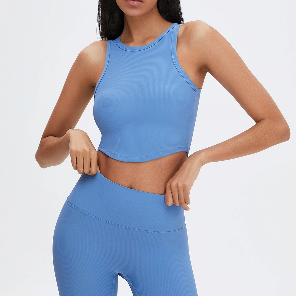 Ensemble de yoga pour femmes comprenant un débardeur à ourlet arrondi et un short de levage de hanches, vêtements de sport.