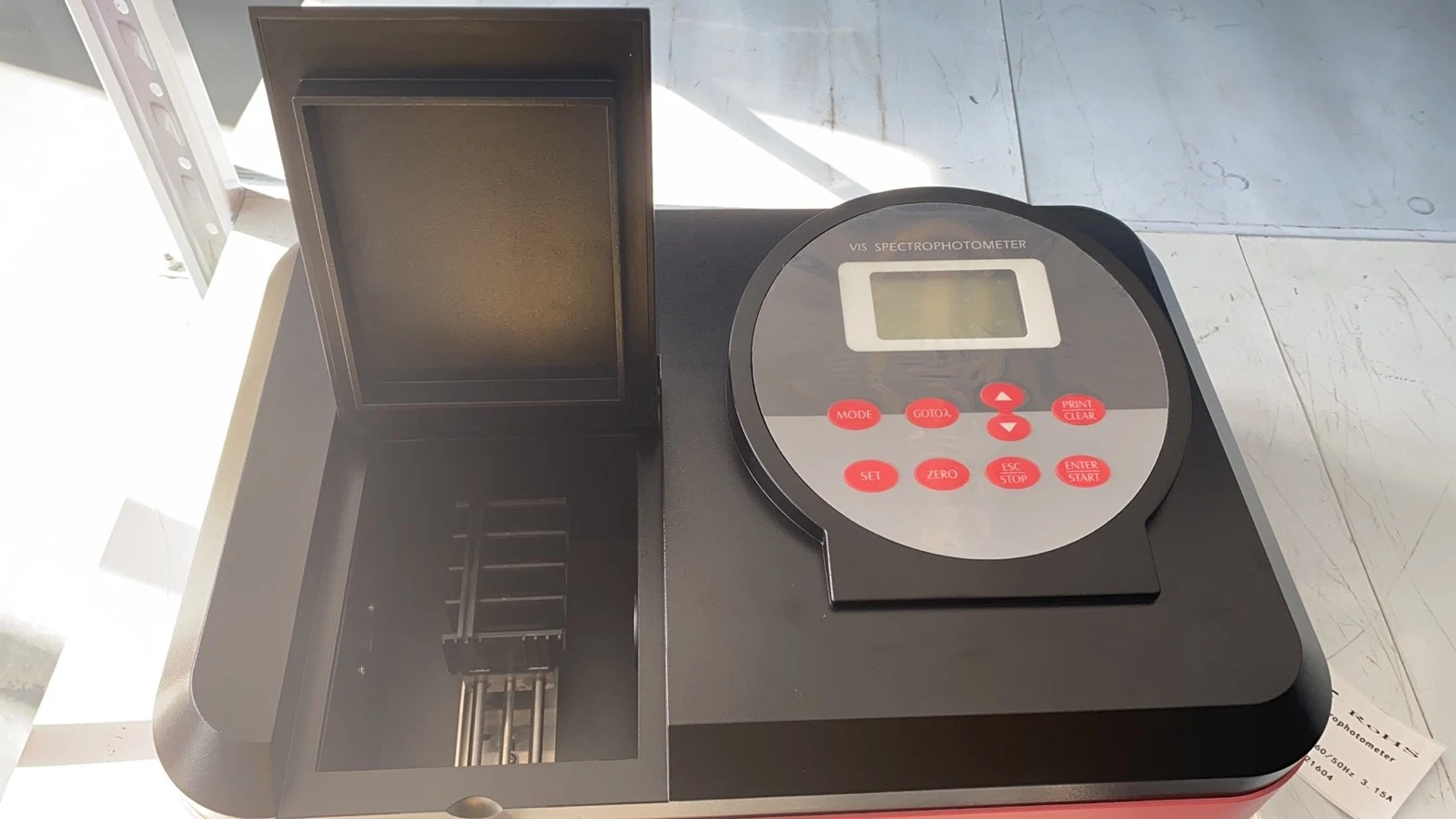 Immense espace de mémoire avec 0,001 A/H (500nm préchauffé) Stabilité spectromètre visible