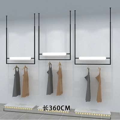 ديكور متجر الملابس شاشة خشبية تقف شاشة متينة من الفولاذ المقاوم للصدأ ملابس مثبتة على الحائط