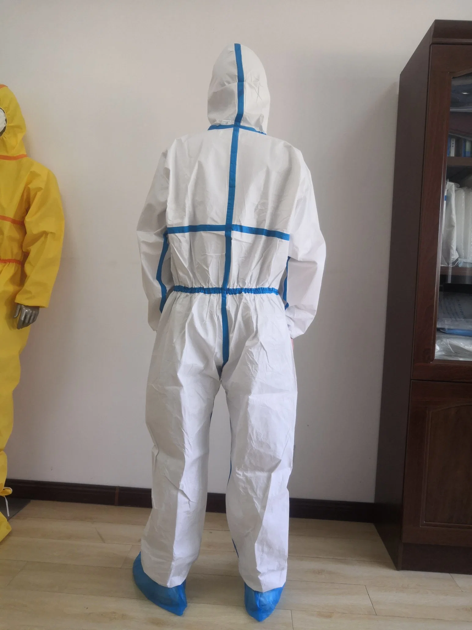 Factory Hot Selling Disposable Protective Clothes Isolation Suits Medical Whitelist Personal Protection Medical Supply Free Sample Available