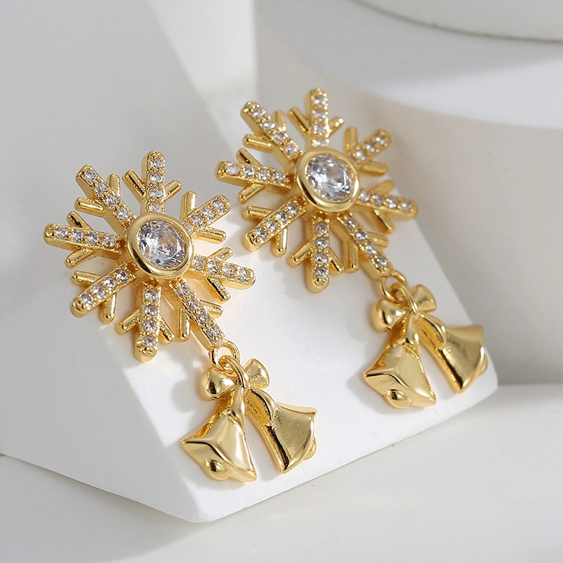 Comercio al por mayor de latón chapado en oro con forma de copos de nieve Jingle Bells Cubic Zirconia Stud Earrings para Navidad regalos de joyas