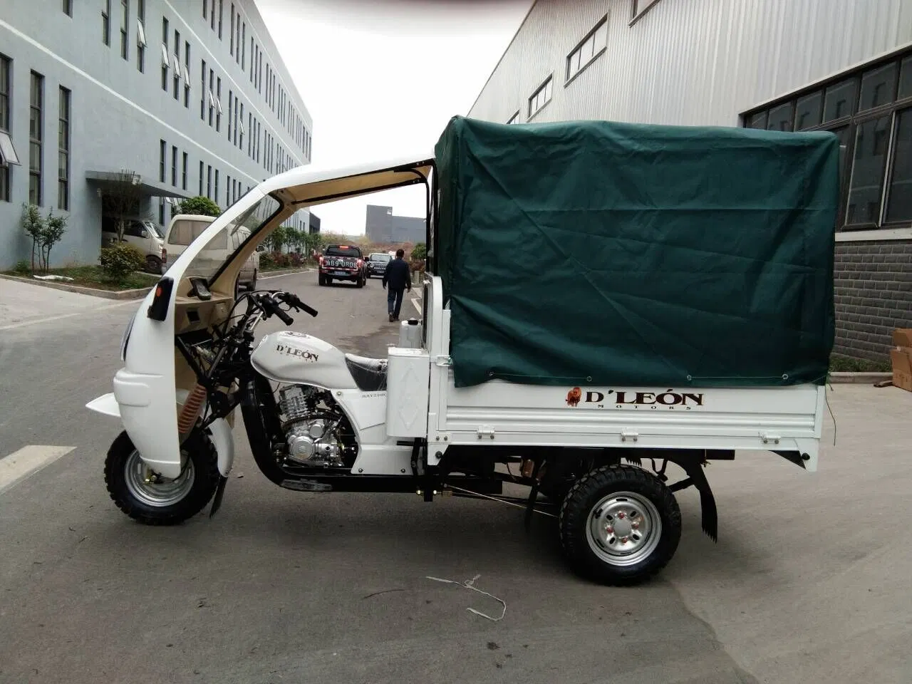 La fabricación de tres ruedas de motocicleta triciclo de carga eléctrica con carrocería auto de pasajeros de motocicletas de la rueda de rickshaw