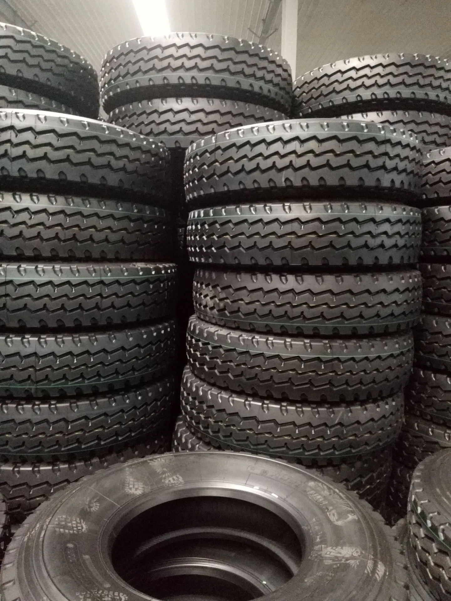 Tire for Cars China 215 265 17 Truck in 70r15 217 70 16 E 125/65-12 Racing 20 Inch All Season 225 45 305 45r22 55r18 Car Tires