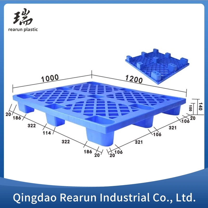 Une palette en plastique d'exportation à sens unique avec une surface en grille et neuf patins.