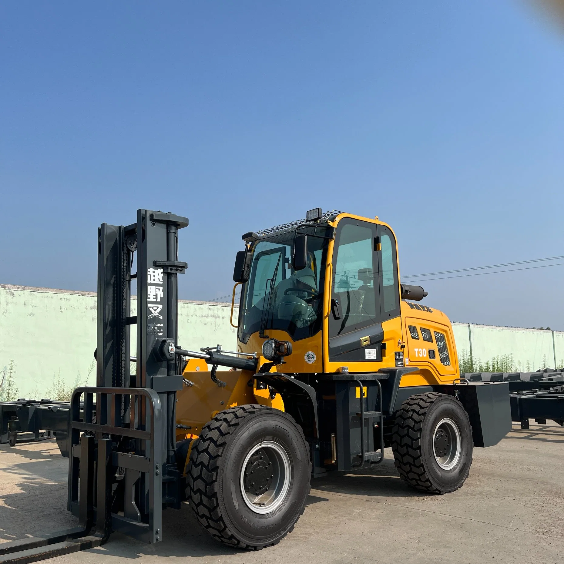 Hot Sale China Factory 3000kg 3t 4t Mini 4WD Diesel off Road All Rough Terrian Forklift in Stock