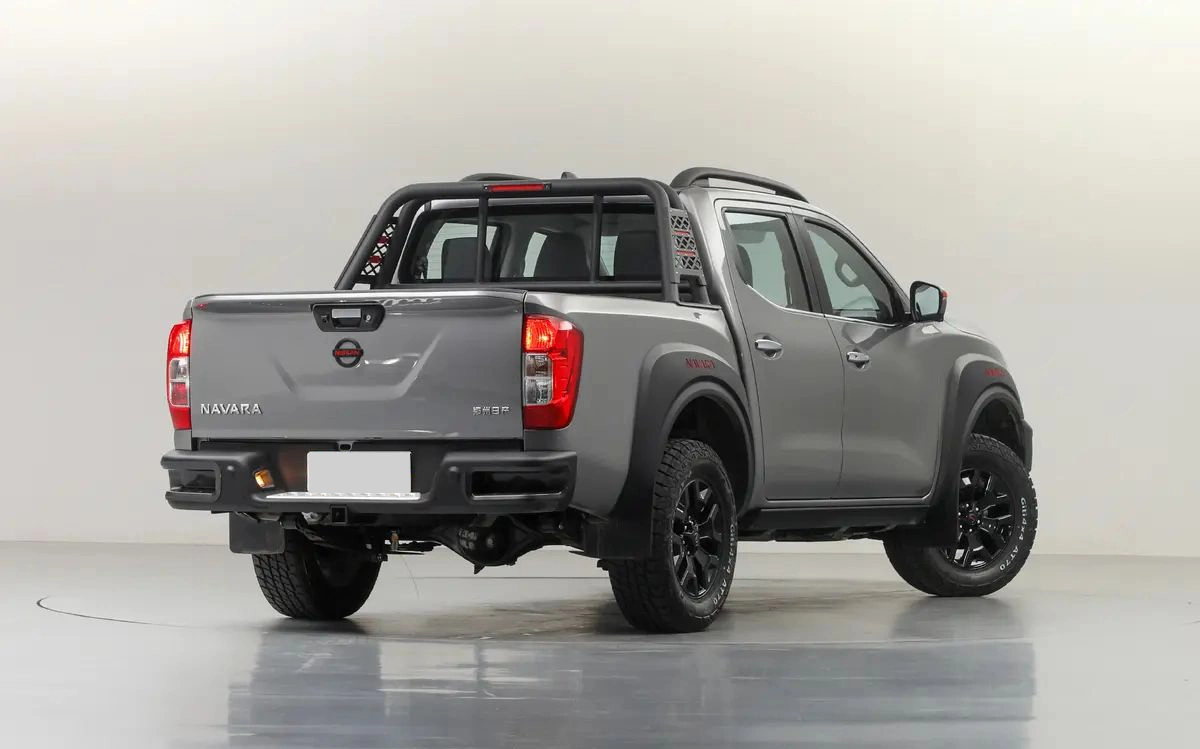 Camião de recolha chinês Nissan Navara - camiões novos - Pick-up a gasolina Veículos automóveis usados a diesel 4X4 a gasolina veículos a gasolina com carga CE