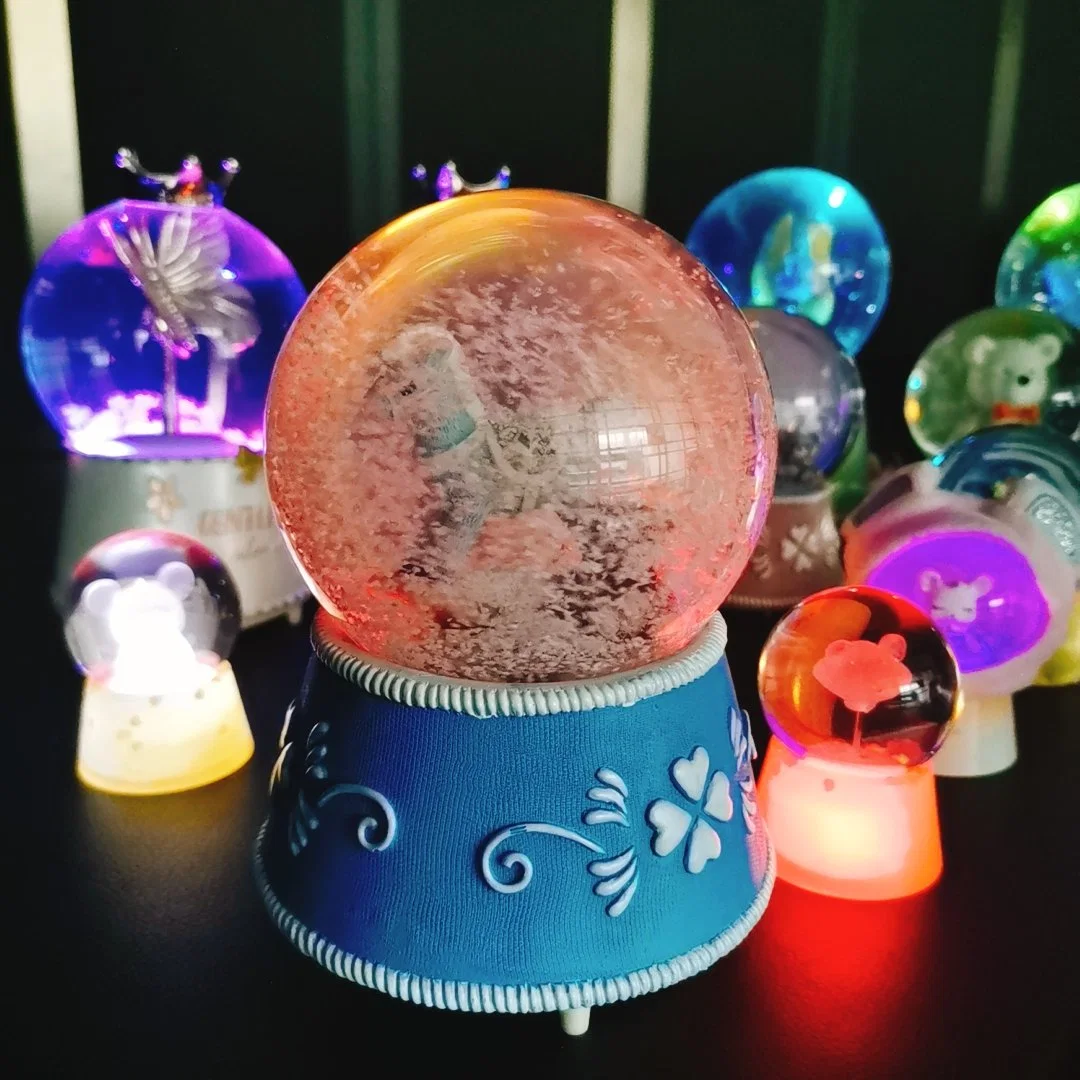 Custom Holiday Decoration Gift Resin Craft Music Light Automatic Snowing Snow Globe