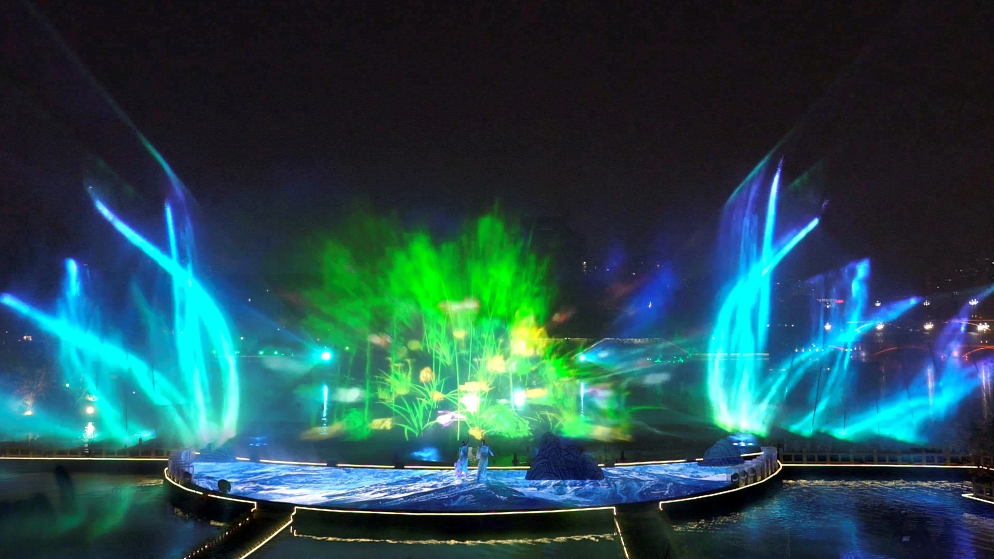 جولة ليلية لمشاهدة عرض نافورة الموسيقى المائية مع أشعة الليزر الممثلين الخافتة المياه مذهلة عرض الأداء في الداخل وفي الخارج