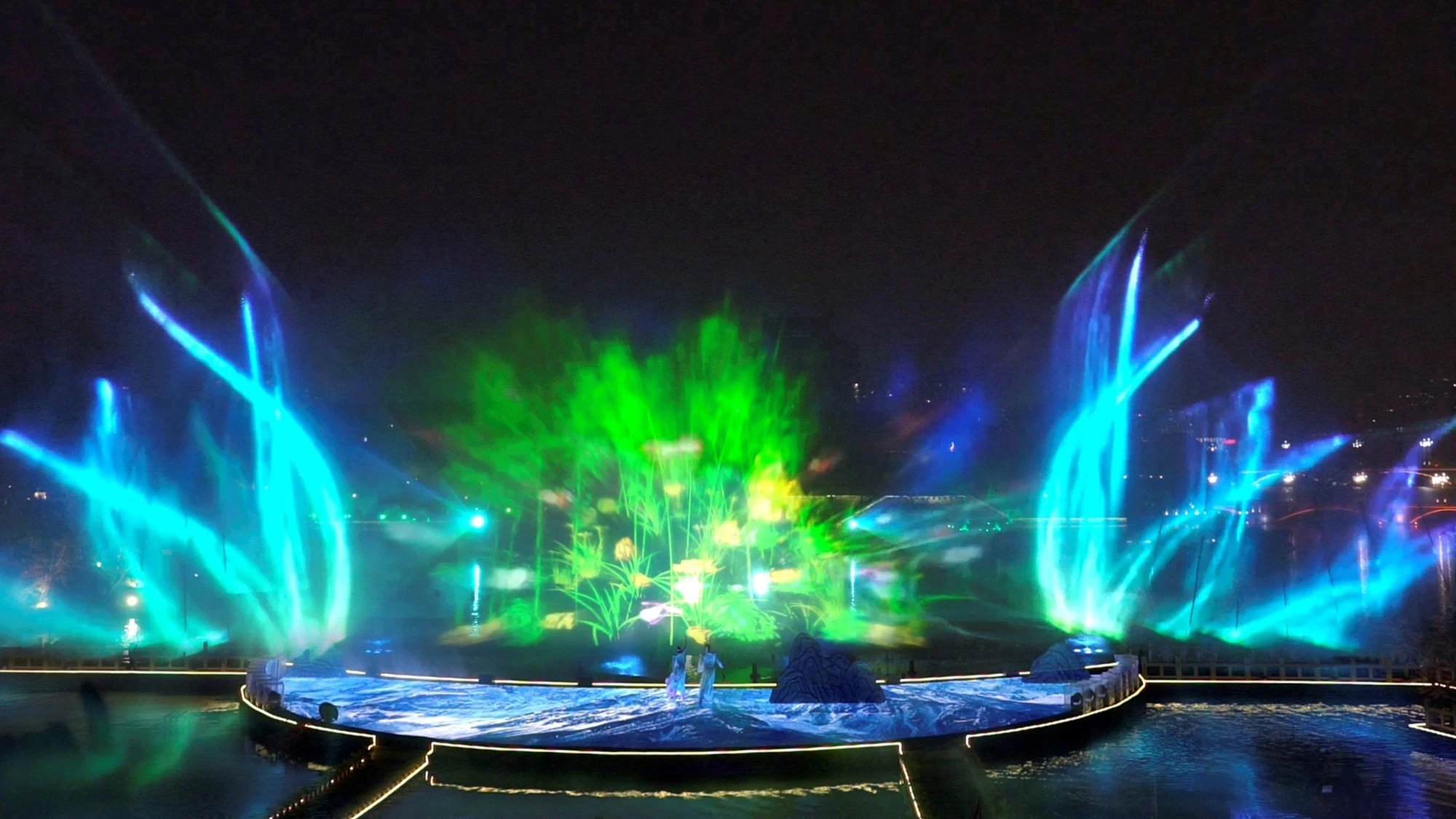 Visite nocturne de la musique de l'eau Fontaine Feu de route Show avec des lasers acteurs montrent des performances étonnantes de l'eau intérieur et extérieur