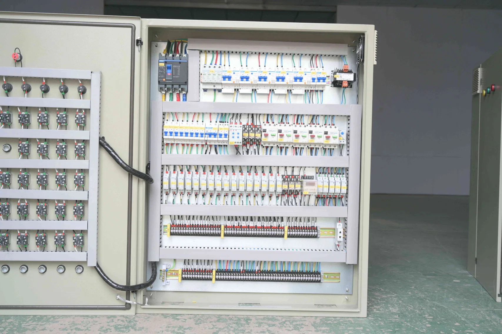 Low Price Chinese Manufacturer Electric Panel Box Distributor Box Electrical Control