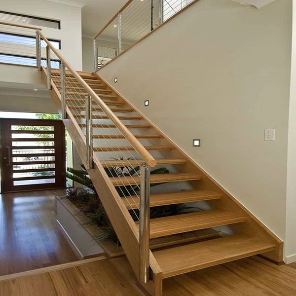 En el interior de acero inoxidable en forma de L escalera con la banda de rodadura de madera maciza