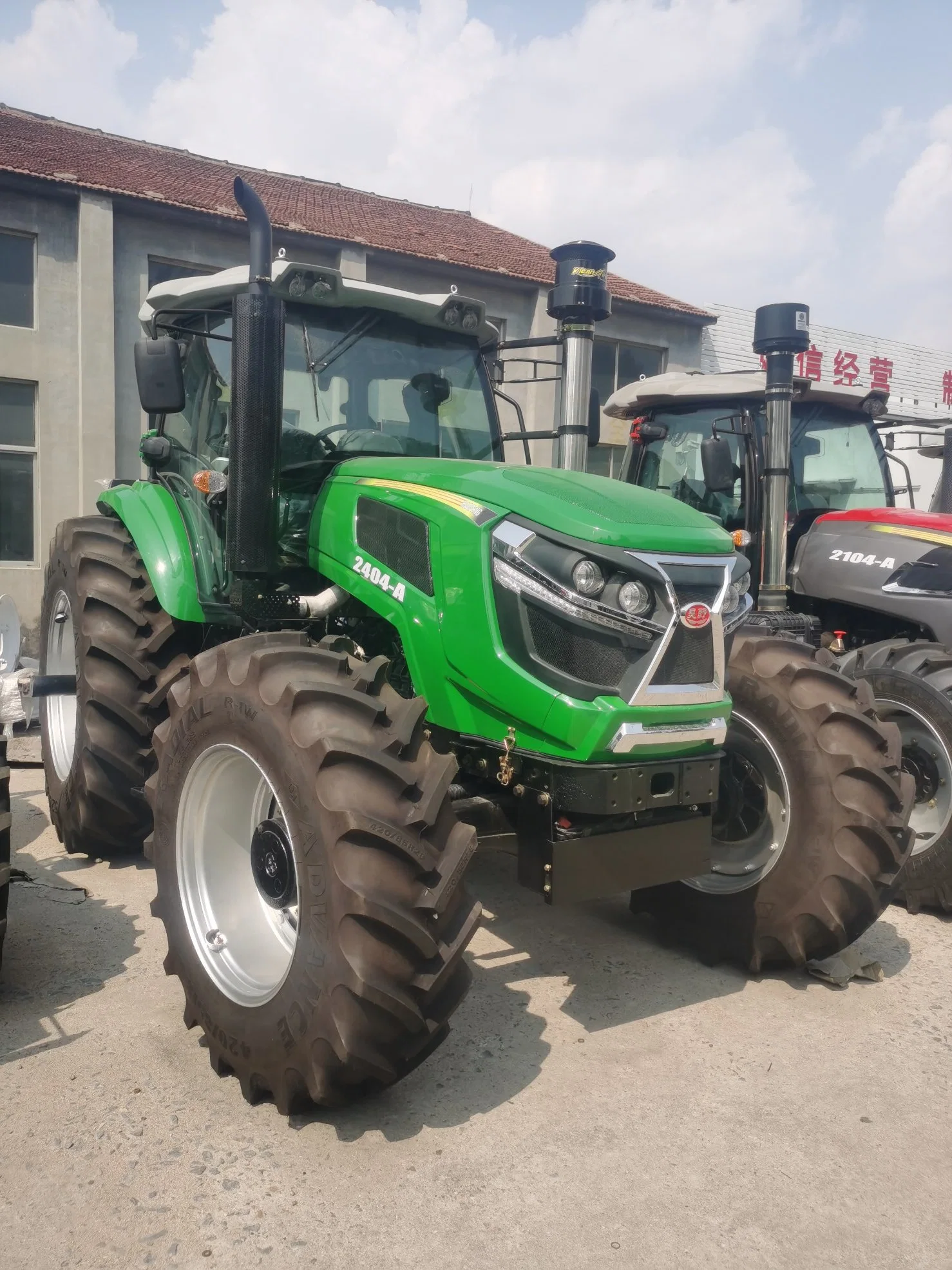 dB Heavy Duty Driven Tractor 4X4 200 Horse Power 210HP 220HP 200HP dB2004 Tractor Farm Use with Effective Gear Box