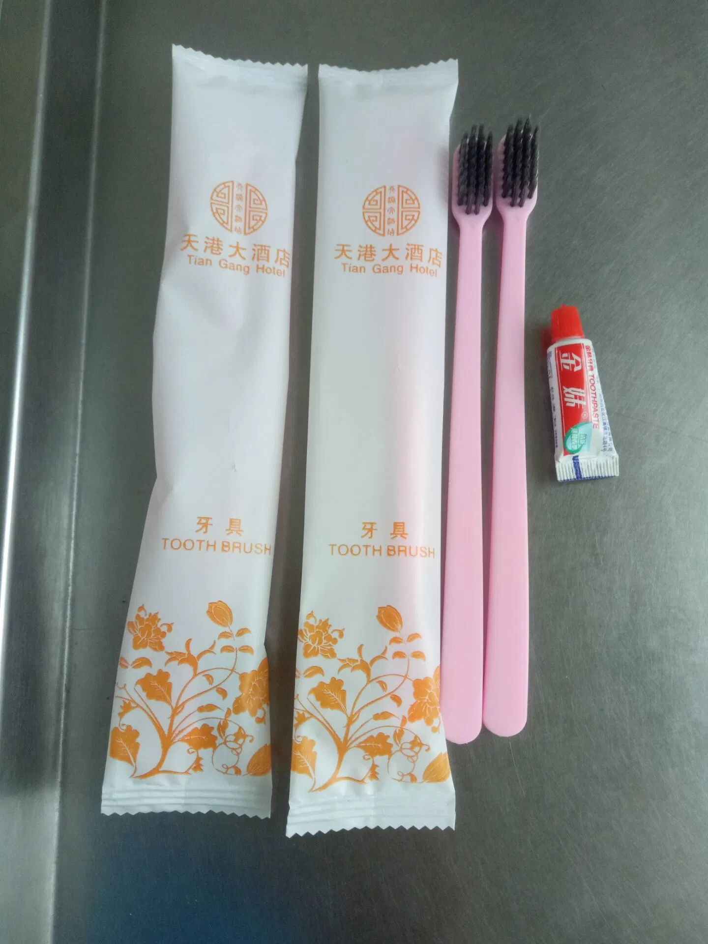 Toothbrush in OPP Bag with Hotel Amenities for Hotel Room