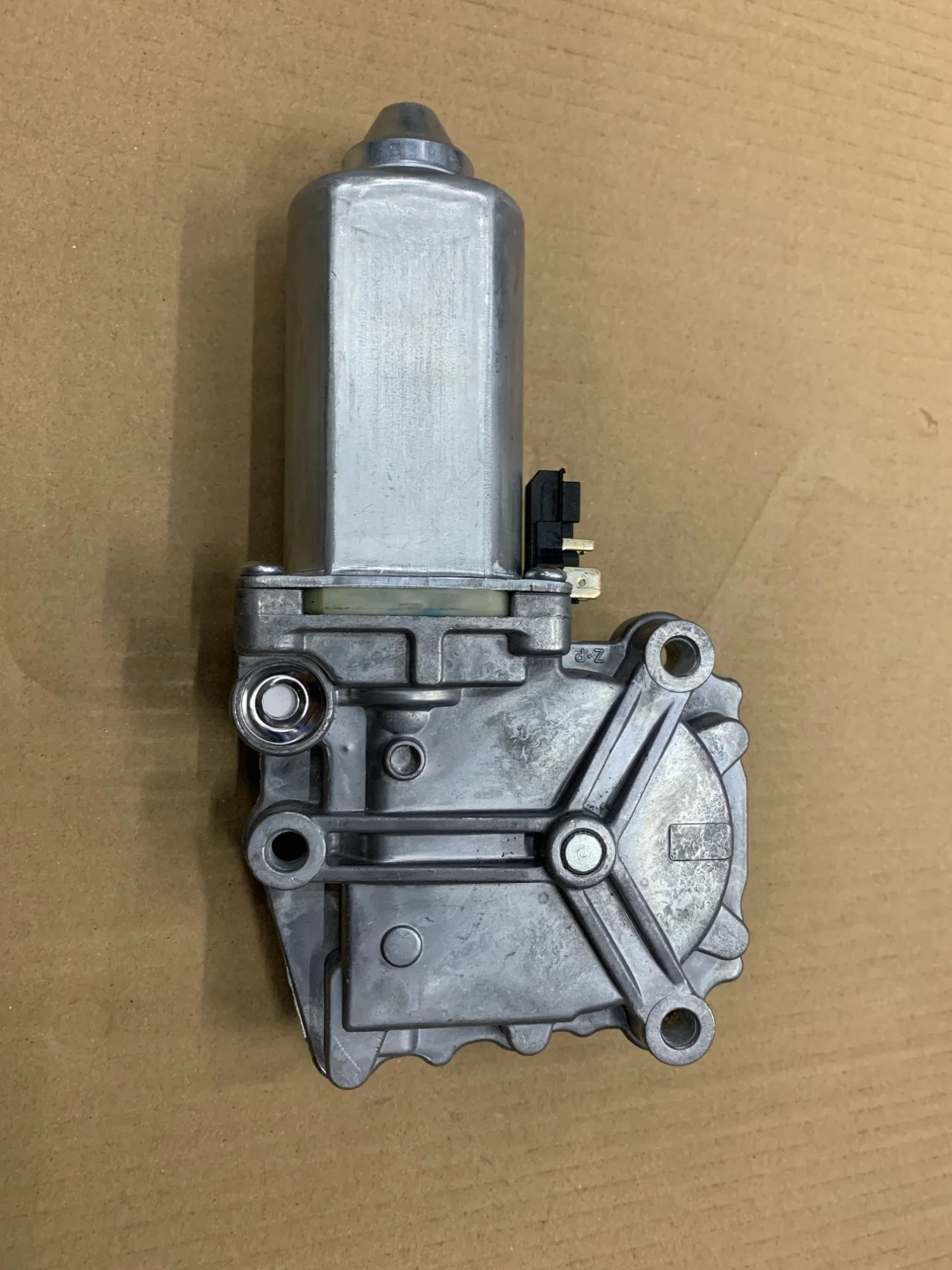 Moteur électrique de lève-glace gauche d'origine 3176549 pour camion Volvo