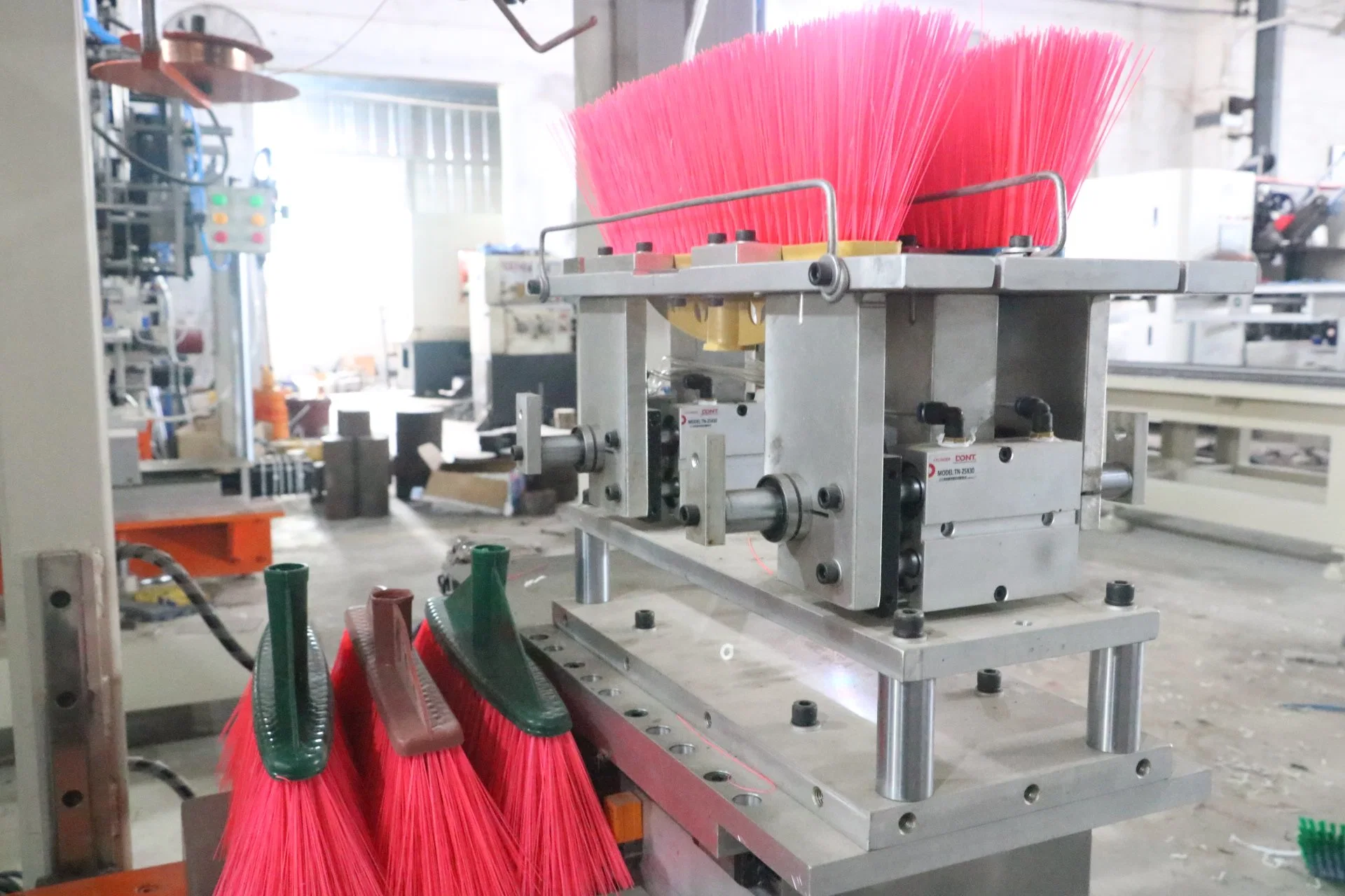 Meixin Automatic 2 Axis Tufting Machine Shoe Brush Plastic Broom Making Machine