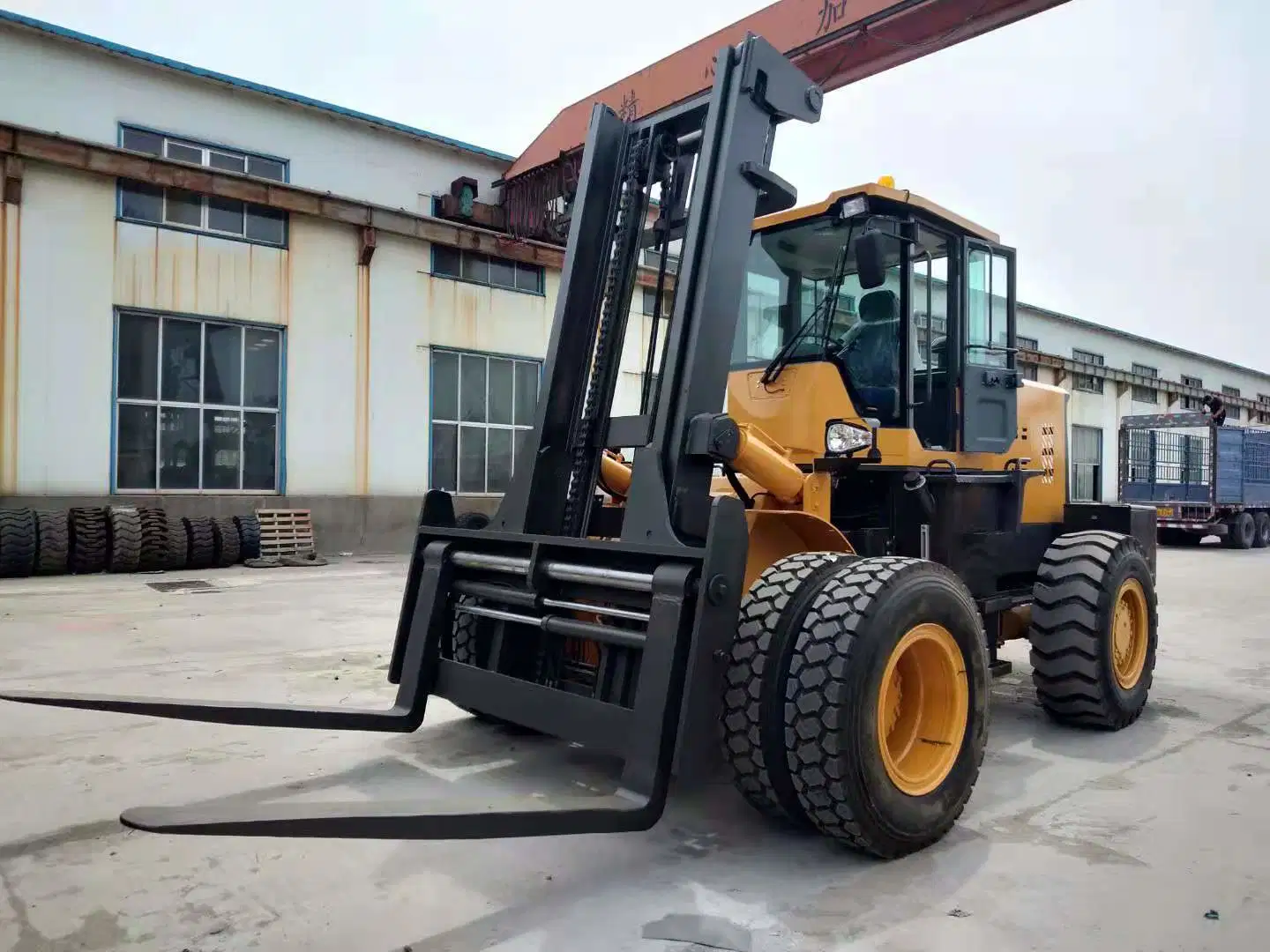 15t o trator e a extremidade dianteira da Retroescavadeira Carregadeira empilhadeira com grua para trabalhos de construção