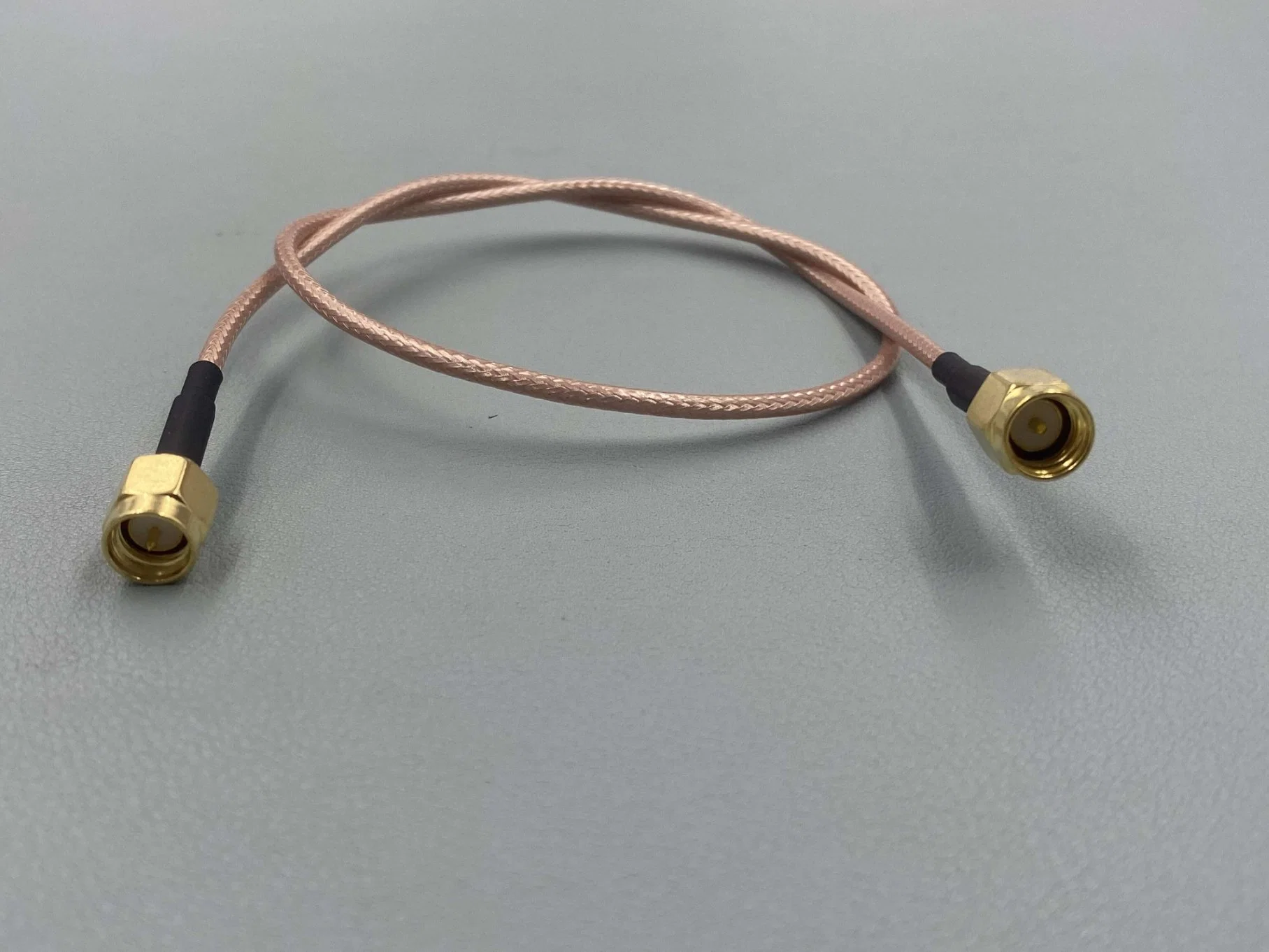 Cabo coaxial com conector F.