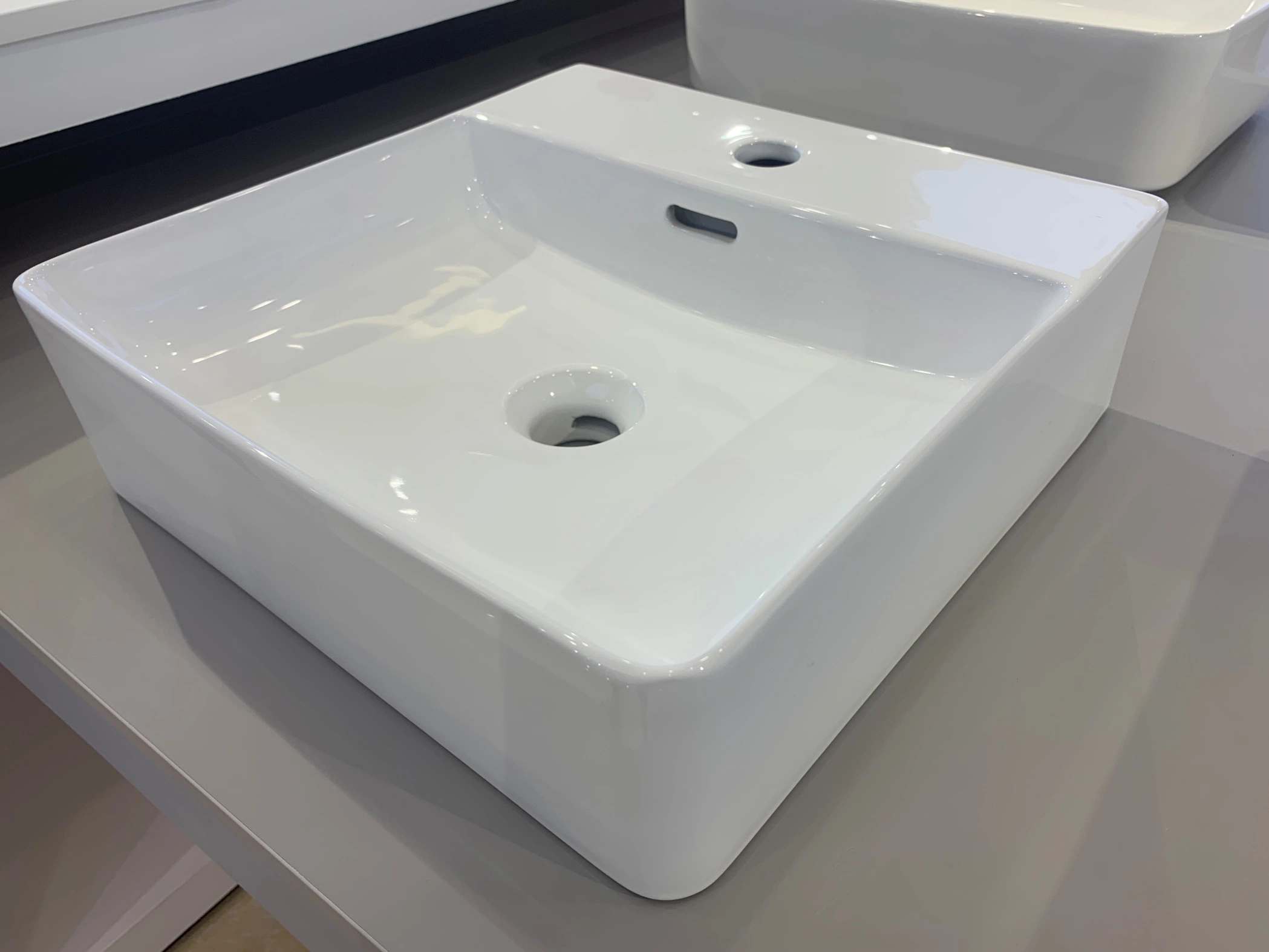 Fabricado na fábrica de Chaozhou, o banheiro é de estilo Art Basin sobre Counter Ceramic Lava-louça branca generosa