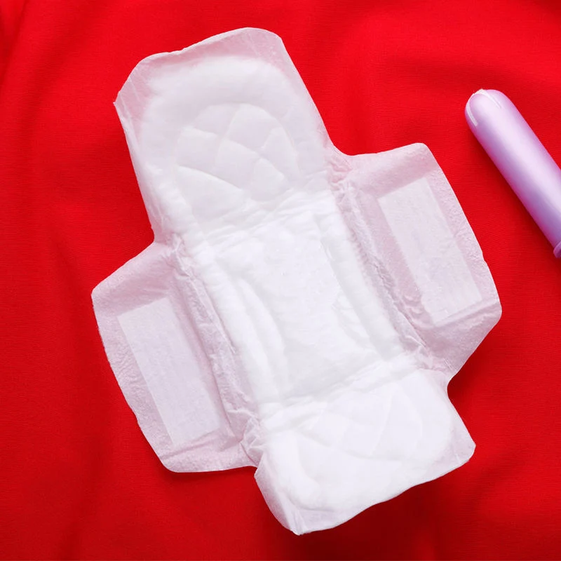 Económico Mujer transpirable suave desechable ropa de arriba de la hoja sanitaria transpirable