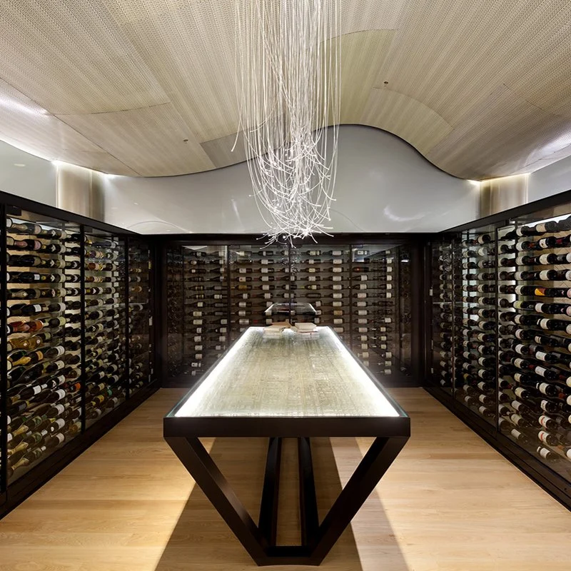 Meuble de salon en verre trempé de luxe moderne, armoire à vin en acier inoxydable pour le rangement du vin, mur de cave à vin pour restaurant.