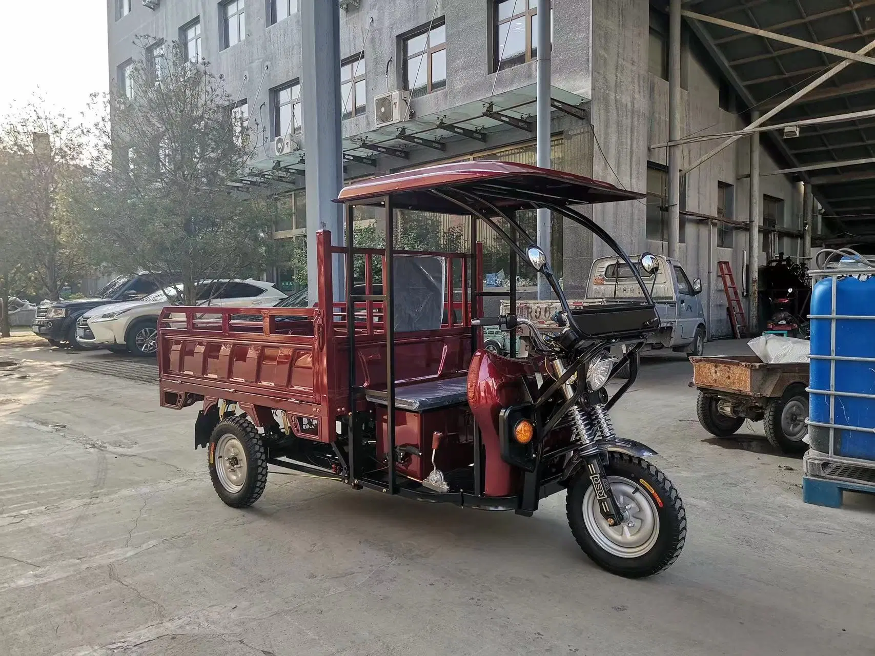 2023 Rickshaw de fret électrique Tricycle de fret électrique d'une tonne Chargeur électrique avec basculement