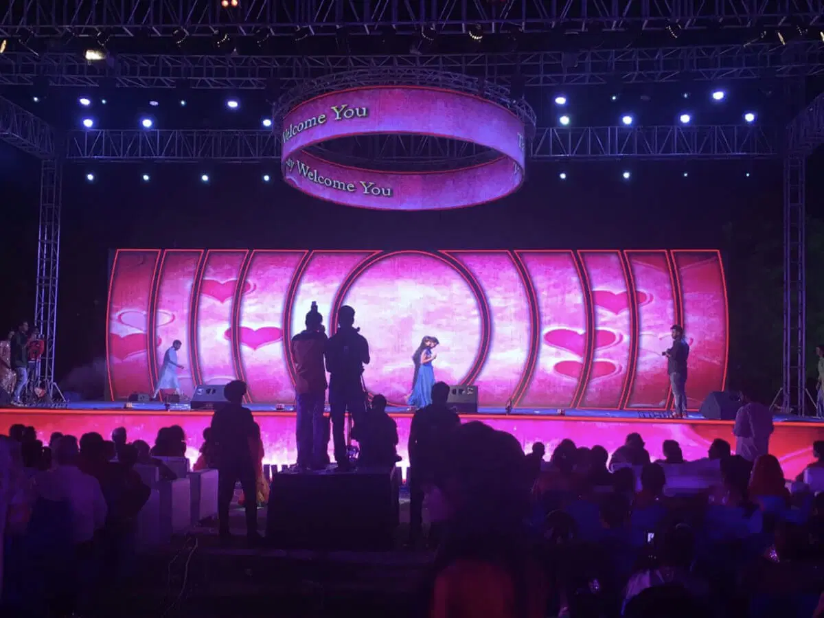 P2.6 Indoor Rental Concert Stage Background LED Video Wall Display Fast Installation Easy Maintenance Screen