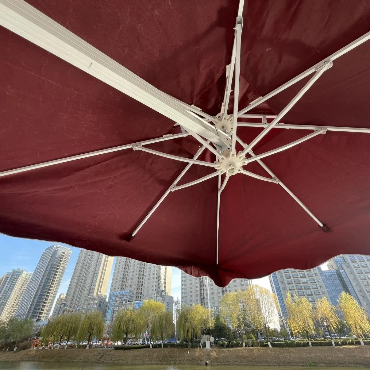 Meubles personnalisés Grand patio extérieur de Cantilever Big Square romain avec PARASOL luxueux avec BALCON ET JARDIN À DEL