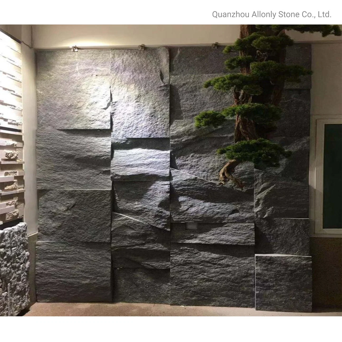 Diseño de jardín exterior con baldosas de piedra natural. Revestimiento de pared de granito negro en forma de seta.