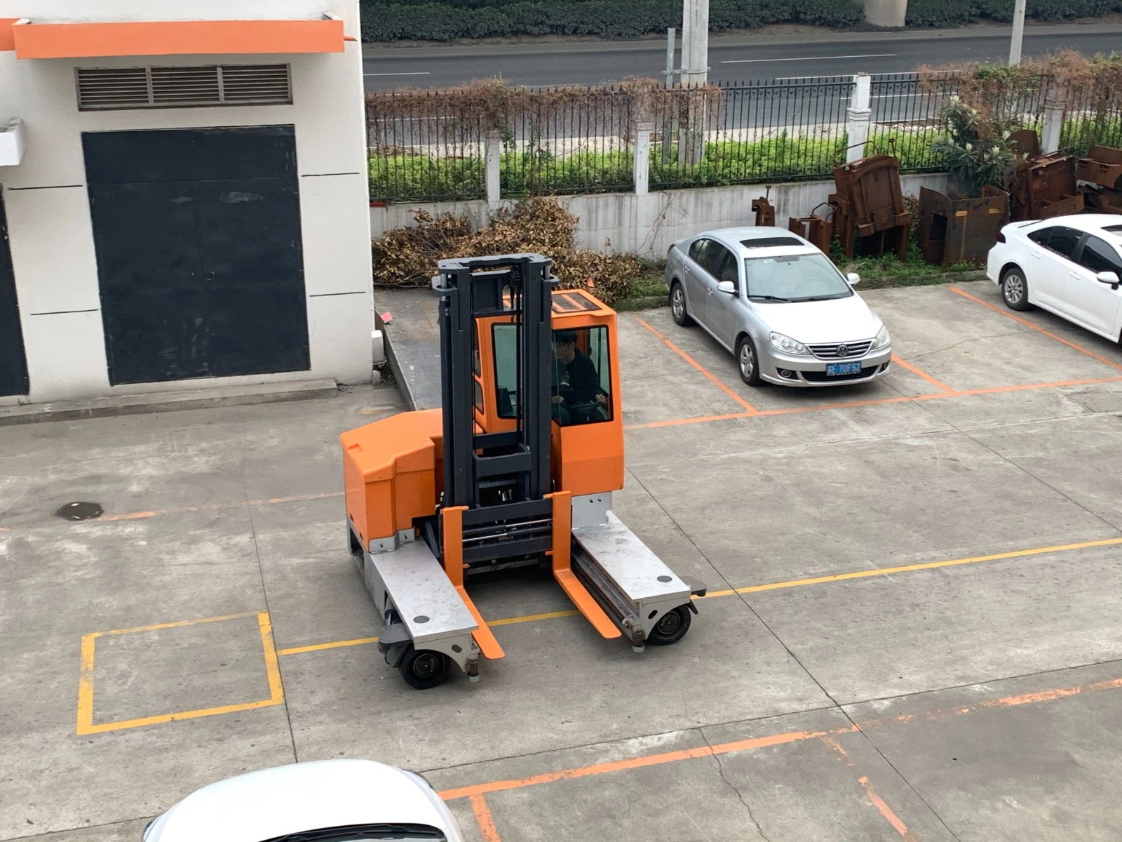 Atteindre le côté du chariot élévateur électrique Transpalette électrique du réceptacle du chargeur d'atteindre empileur Transpalette électrique Electric multi directionnelle Forklifttfc40