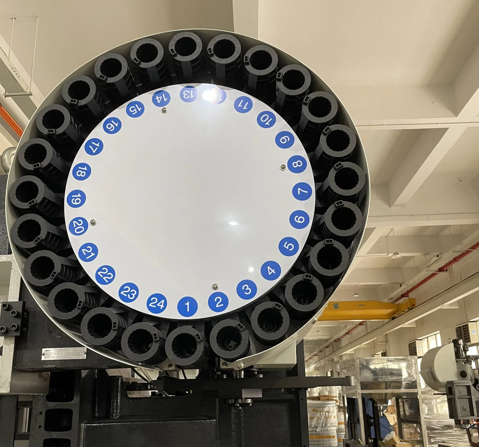 مركز تشغيل الماكينات الرأسي CNC عالي الأداء للمكونات القديمة جديد معالجة الطاقة