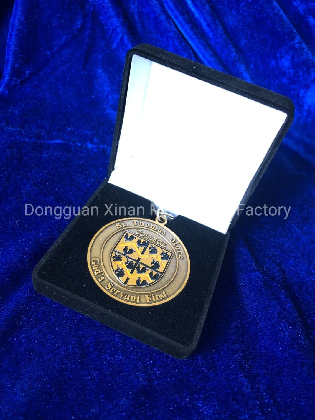 China Wholesale/Supplier Custom Metal Art Craft 3D Logo Epoxy Gold Coins Laser Marking Name Tag Honor Souvenir Challenge Coin