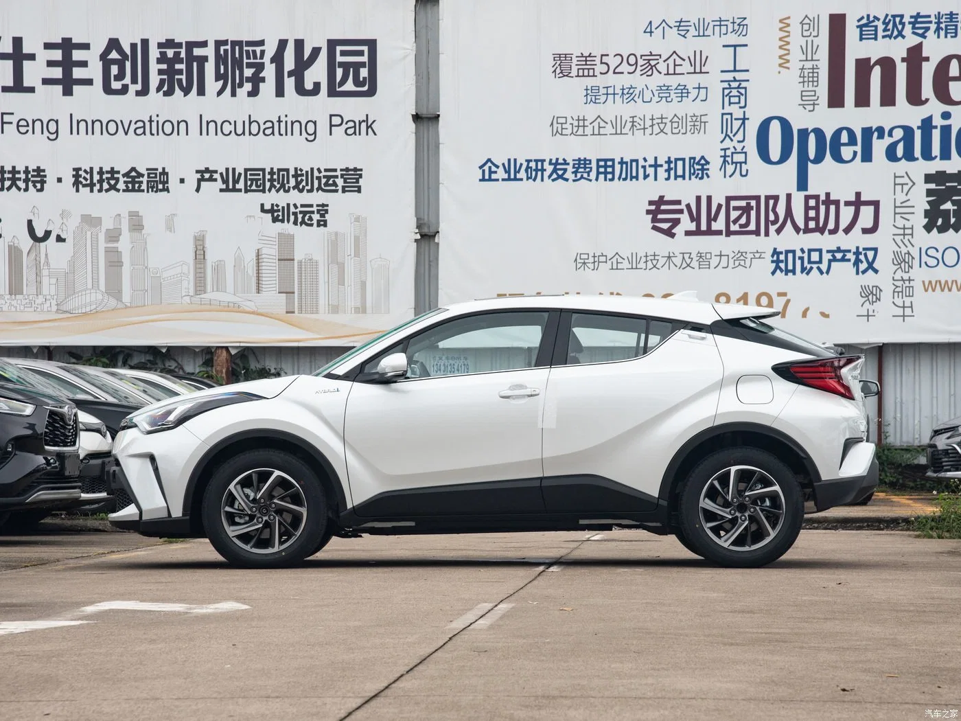 New Used Car Toyota Chr SUV Car with 2023 2.0L Hybrid Dual Engine Luxury Edition 5seat Air Condition and Left Hand Drive Car