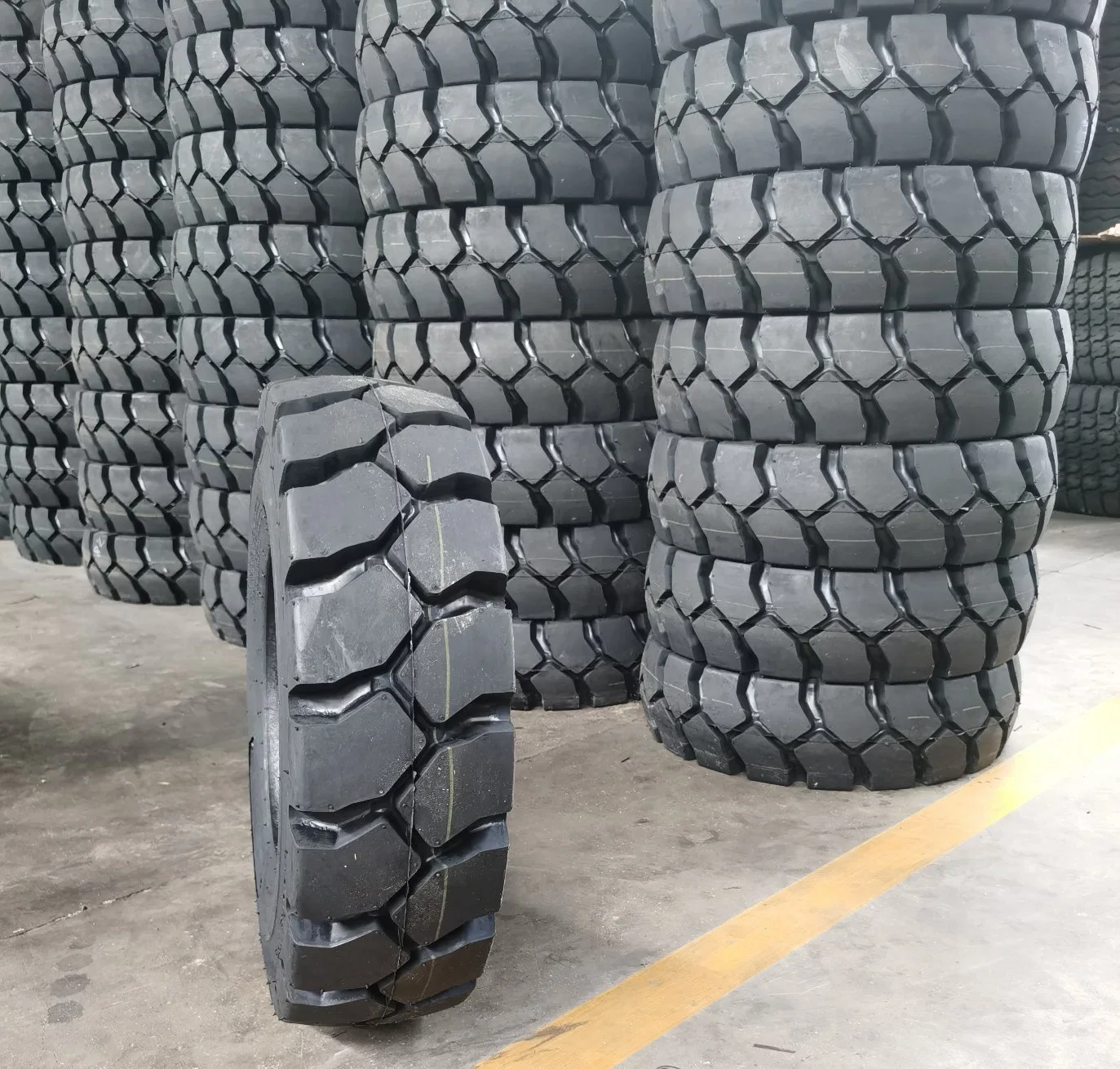 Factory Price High Load 250-15 825-15 300-15 Industrial off Road Forklift Tyres